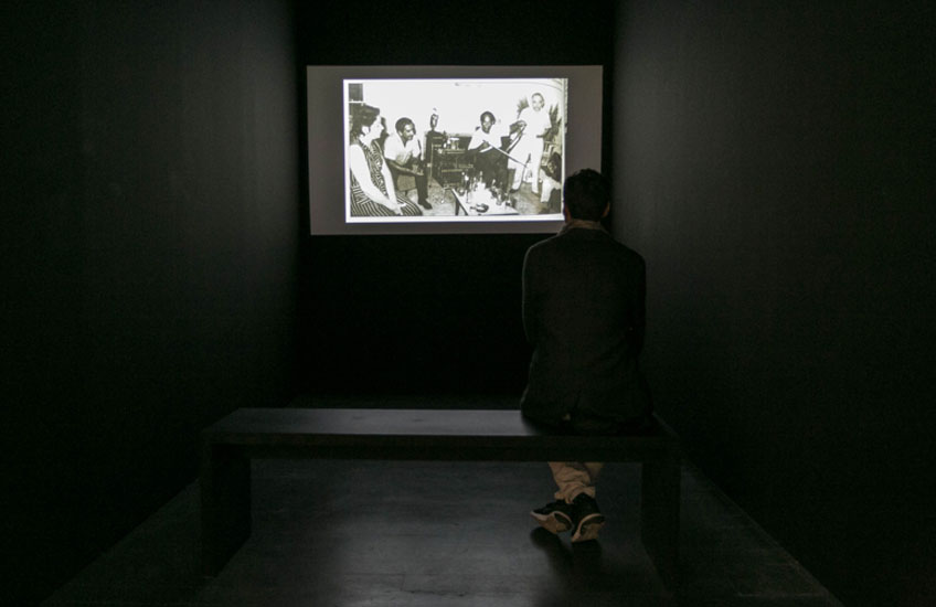 Vista de la exposición "El calor derrite los estilos" en CentroCentro. Palacio de Cibeles. Fotografía: Lukasz Michalak