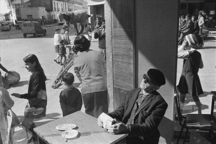 Joel Meyerowitz. Málaga, España, 1966. Cortesía de Howard Greenberg Gallery