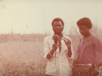 Flora Gomes and Julinho Camará shooting Guiné-Bissau, 6 Anois Depois (Guinea Bissau, 6 years after), 1980 (unfinished film). © INCA Guinée-Bissau, José Bolama Cobumba, Josefina Crato, Flora Gomes, Sana na N’Hada