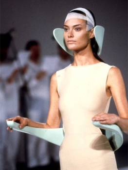 Hussein Chalayan. Collection Geotropics, printemps/été 1999 © DR