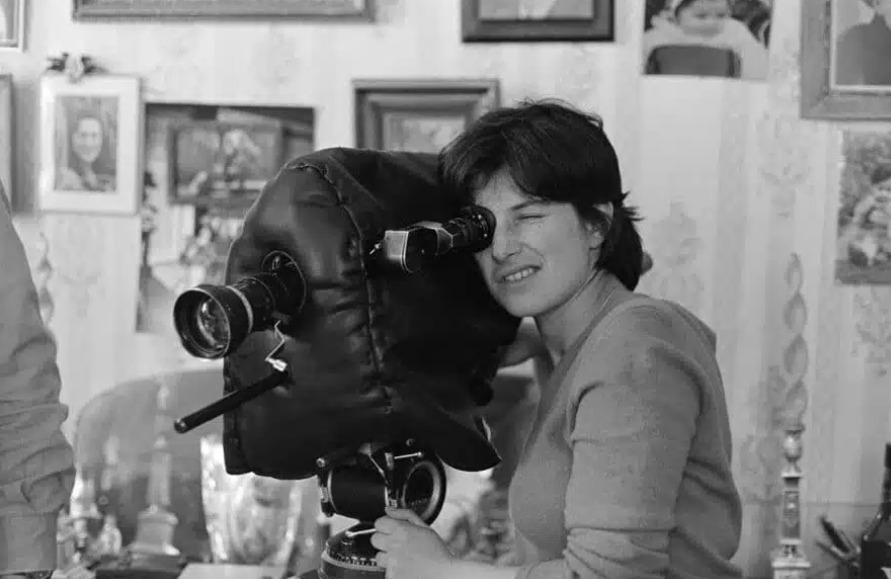 Laszlo Ruszka. Chantal Akerman en el rodaje del documental Dis-moi, 1980. ©INA / Laszlo Ruszka