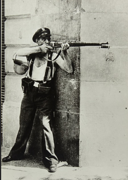 Agustí Centelles. Guardia de asalto. 19 de julio de 1936, 1936. Museo Universidad de Navarra