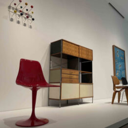 Obras de Charles y Ray Eames y óleo de Joan Miró en la sala 114. Museo Reina Sofía