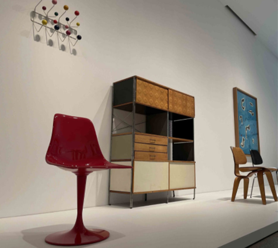 Obras de Charles y Ray Eames y óleo de Joan Miró en la sala 114. Museo Reina Sofía 