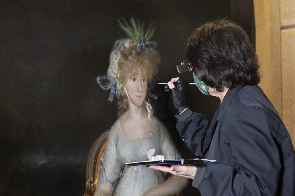 Elisa Mora trabajando en la restauración de La condesa de Chinchón de Goya. Foto © Museo Nacional del Prado