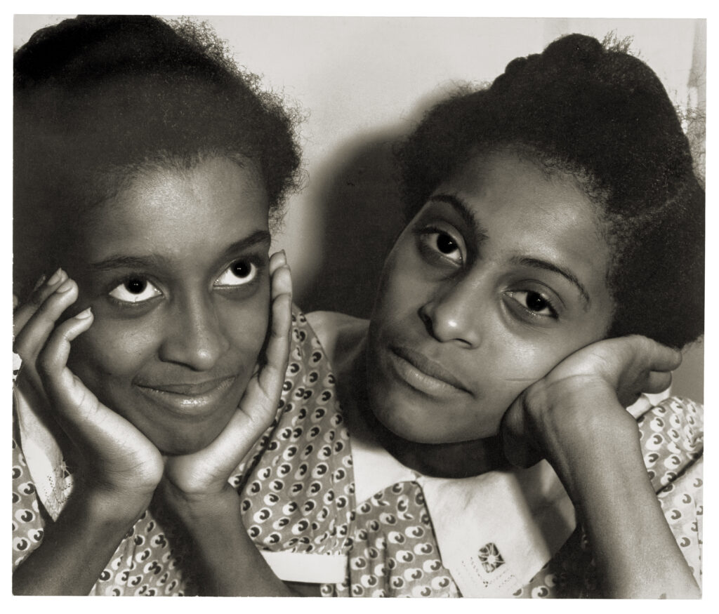 Consuelo Kanaga. Two Women, Harlem, hacia 1938. Brooklyn Museum