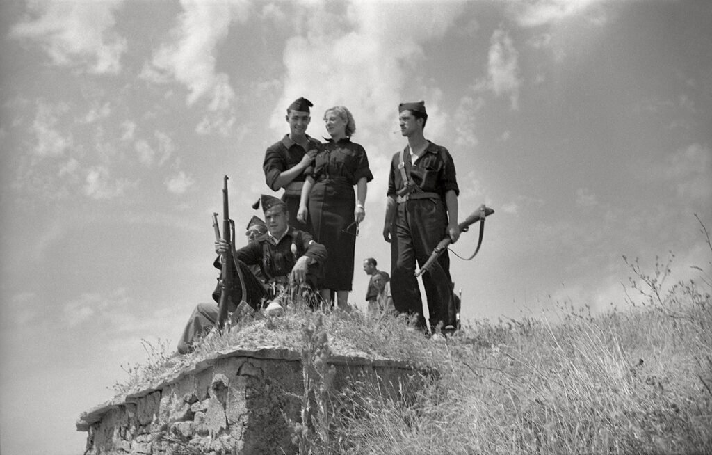 Ángel Cortés. Skogler. Operaciones militares en Almudévar (Huesca)."Valiente señorita de Falange Española que junto a sus camaradas estuvo en las operaciones". Amanecer, 16 de agosto de 1936