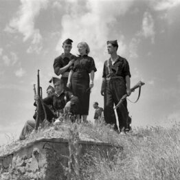 Ángel Cortés. Skogler. Operaciones militares en Almudévar (Huesca)."Valiente señorita de Falange Española que junto a sus camaradas estuvo en las operaciones". Amanecer, 16 de agosto de 1936