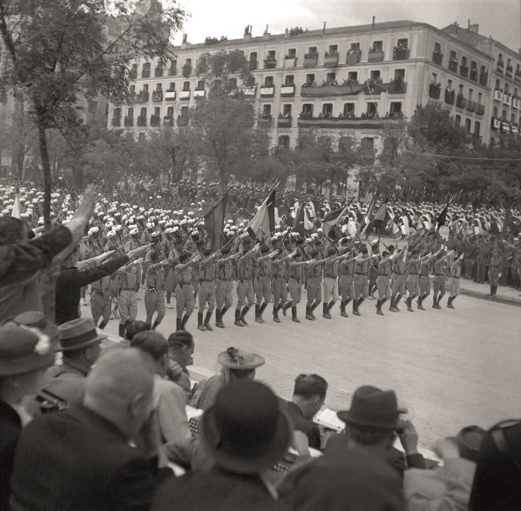 Angel Cortés/ Skogler. El Cuerpo de Ejército Marroquí durante el desfile», Amanecer, 20 de mayo de 1939. Madrid