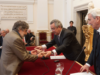 Alberto Manzano entrega su Premio Penagos a Carlos Cruz-Díez