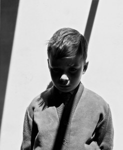 Gabriel Cualladó.  Retrato de Gabriel con sombra, 1957. Foto Colectania