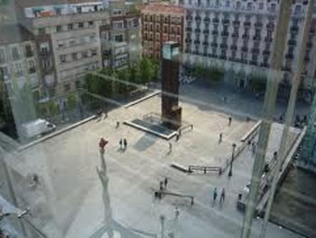 Plaza frente al Museo Nacional Centro de Arte Reina Sofía. MNCARS