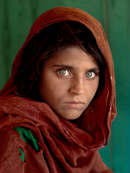 Steve McCurry. Sharbat Gula, niña afgana en el campo de refugiados de Nasir Bagh cercano a Peshawar, 1984