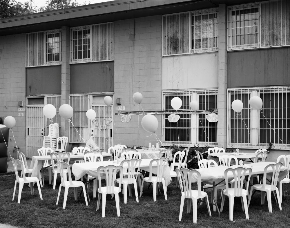 Dana Lixenberg. Fiesta de nacimiento de Tish, 2008. Serie Imperial Courts, 1993—actualidad