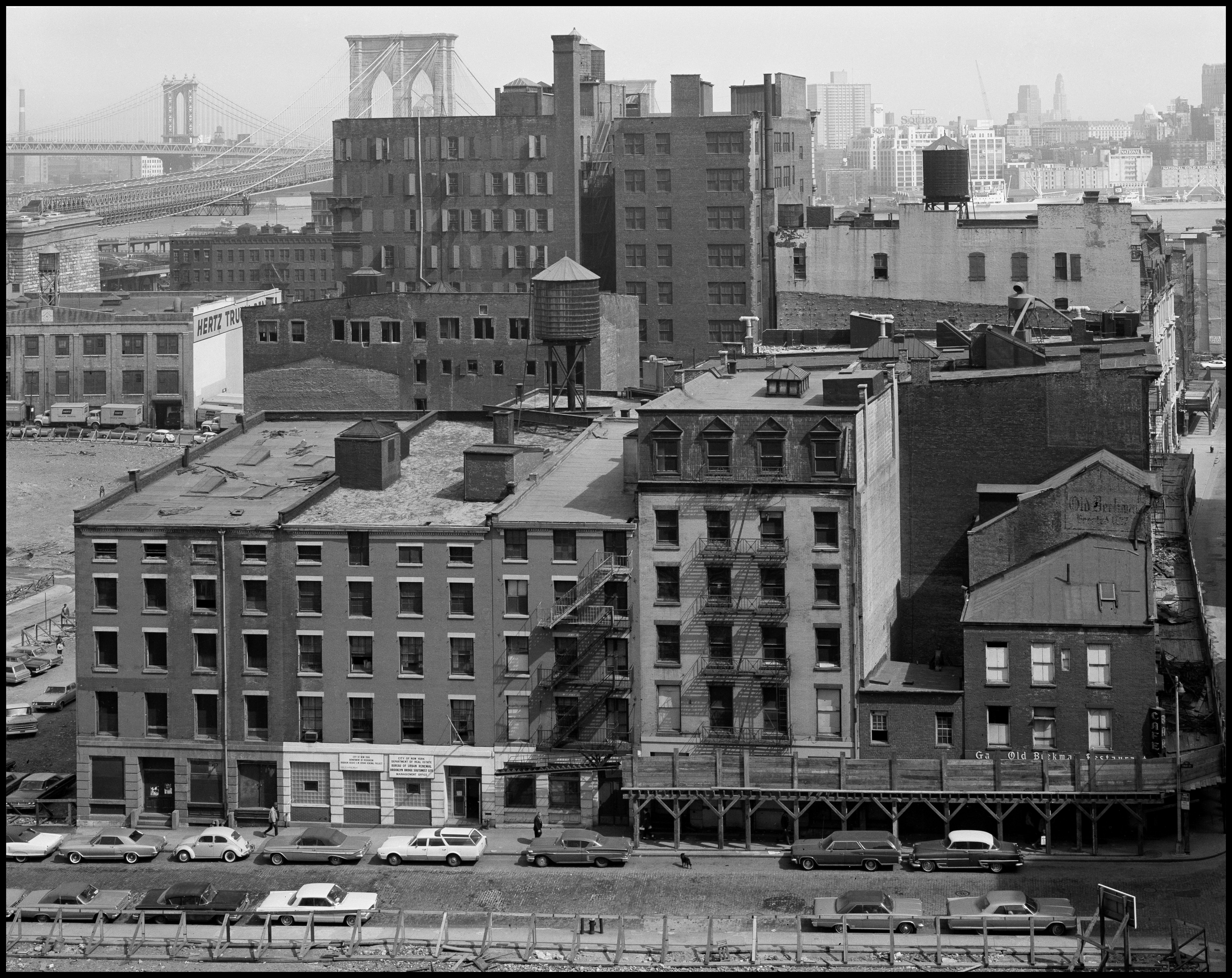 Danny Lyon. El área del Puente de Brooklyn vista desde el tejado del Hospital Beekman, 1967. © Danny Lyon/Magnum Photos