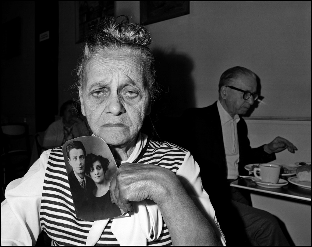 Bruce Davidson. Bessie Gakaubowicz, Cafetería Garden, Nueva York, 1973-1976. © Bruce Davidson / Magnum Photos
