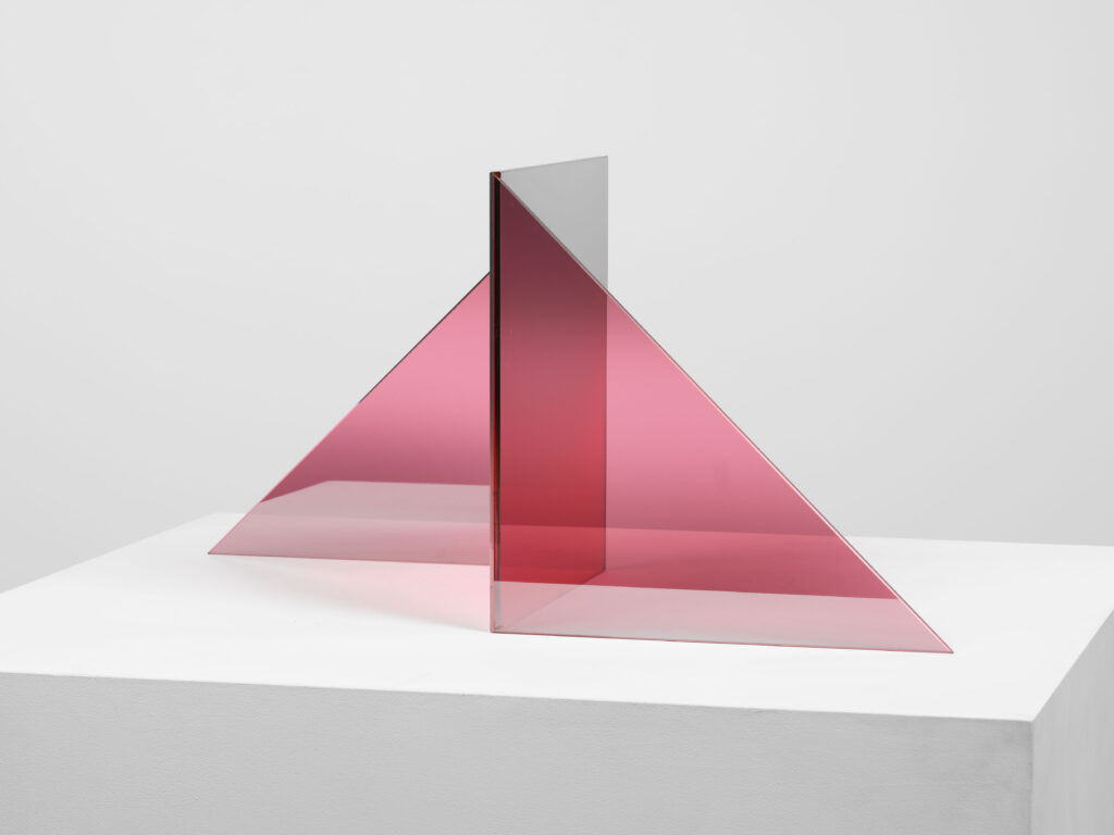 Larry Bell. Triolith (Poppy/Hibiscus) A, 2020. Cortesía de Sarlo Collection 