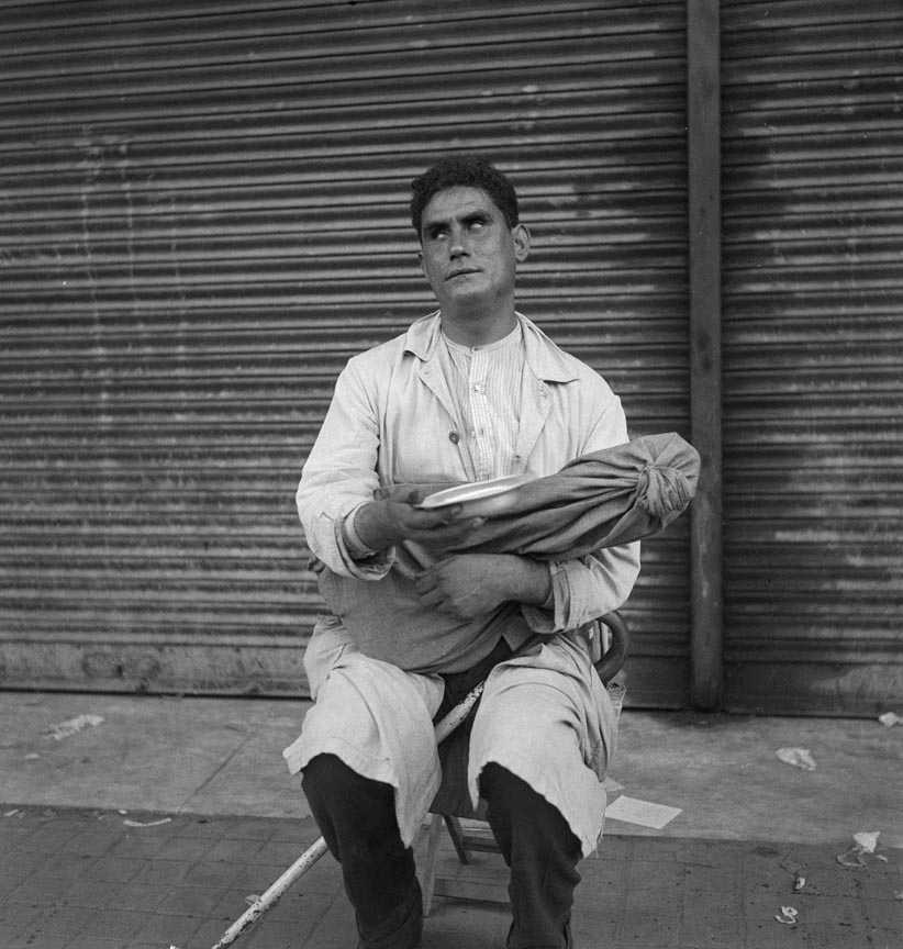 Dora Maar. Músico en una calle de Barcelona, 1933