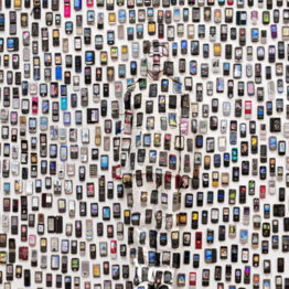 Liu Bolin, Mobile Phones, de la série « Hiding in the City », 2012 © Liu Bolin / Courtesy Galerie Paris-Beijin