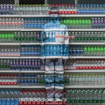 Liu Bolin, Water Crisis, de la série « Hiding in the City », 2013 © Liu Bolin / Courtesy Galerie Paris-Beijing