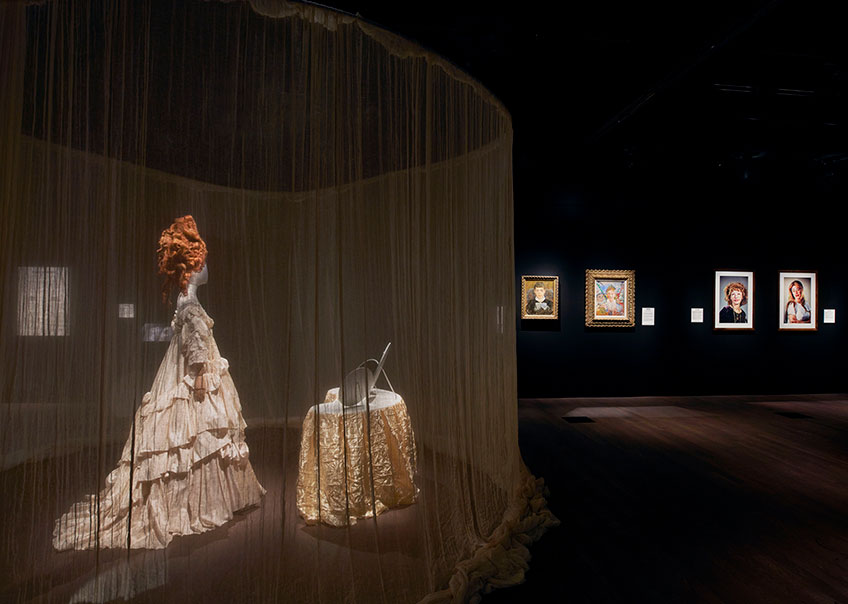 Cyndia Harvey & Christian Lacroix – Señorita Havisham en la mascarada. Exposición “Make-up & Ensor at MoMu" , MoMU Amberes, 2024, © MoMu Antwerp, Photo: Stany Dederen