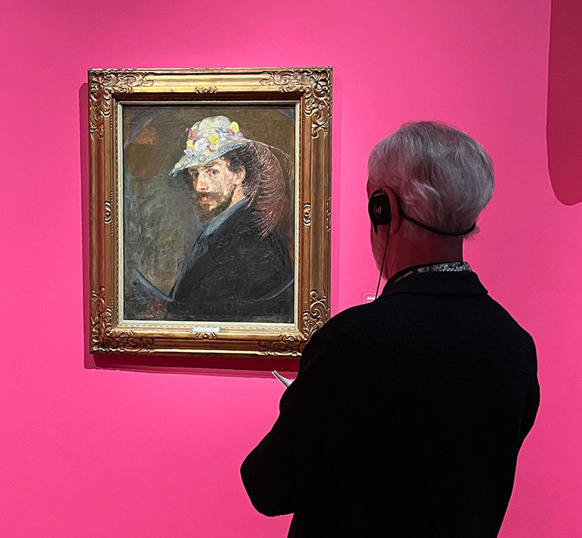 Un visitante de la exposción "Los sueños más salvajes de Ensor. Más allá del Impresionismo", en el KMSKA de Amberes, ante la obra de Ensor Autorretrato con sombrero de flores.