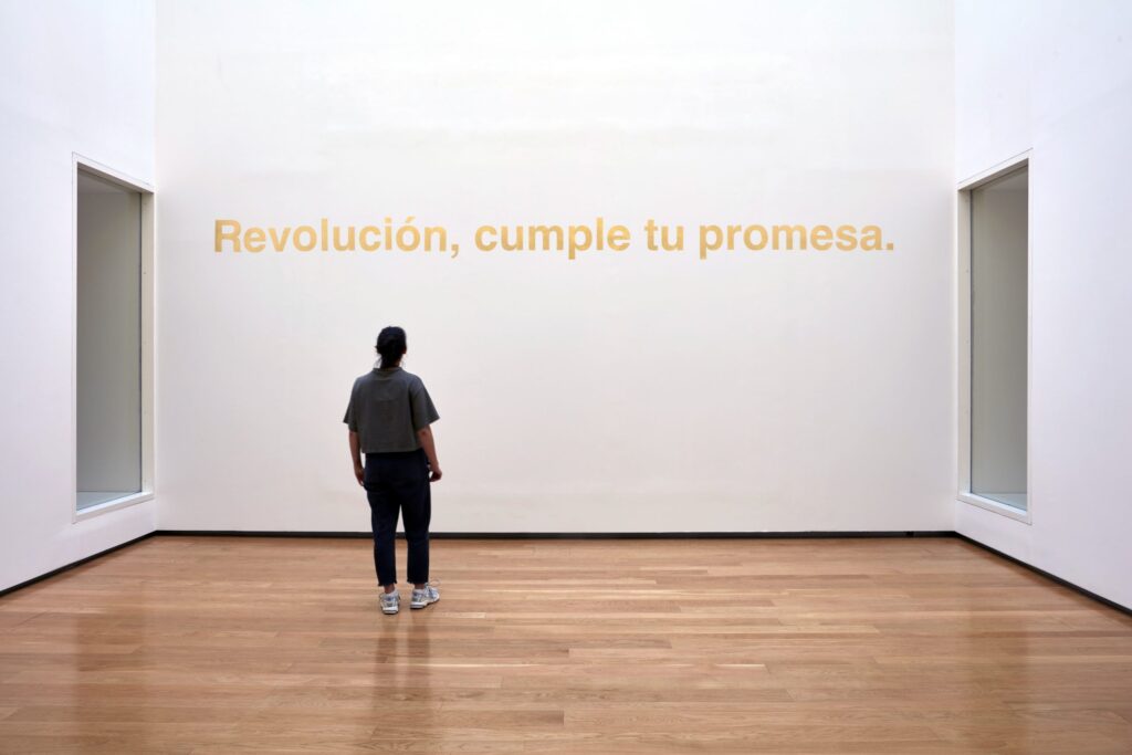 Dora García. Frase de oro (Revolución, cumple tu promesa, 2021. Escribir todos sus nombres. Museo Helga de Alvear, 2023
