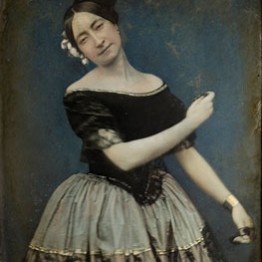 Anónimo. Bailarina española de la escuela bolera, con peineta y castañuelas, hacia 1850. Fototeca del Instituto del Patrimonio Cultural de España, Madrid