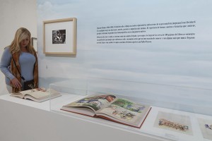 Una visitante contempla El libro de los sueños mostrado en la exposición  © Museo Picasso Málaga 