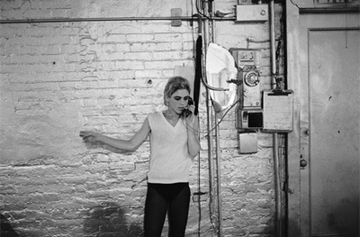 Stephen Shore. Edie Sedgwick usando el único teléfono de The Factoy, NYC, 1965-1967. Cortesía de Stephen Shore / 303 Gallery, New York © Stephen Shore