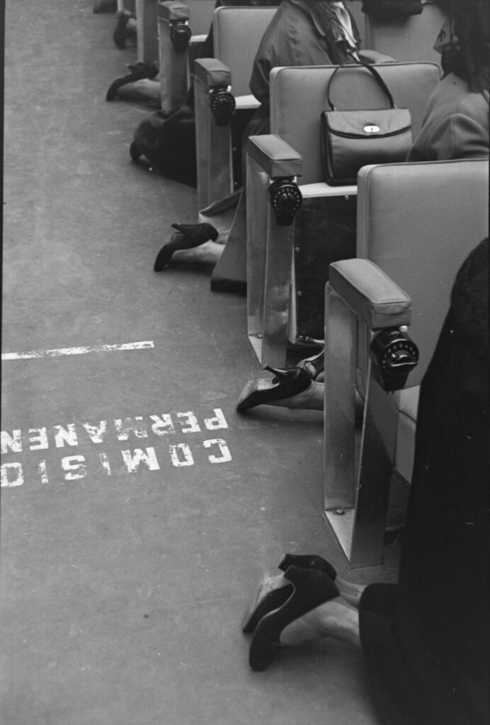 Ramón Masats. Misa de las Madres de la División Azul, Madrid, 1957. © Ramón Masats / VEGAP, Barcelona 2025 