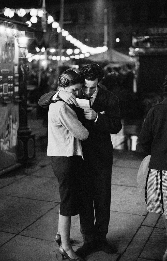 Ramón Masats. Verbena. Plaza Mayor, Madrid, 1964. © Ramón Masats / VEGAP, Barcelona 2025