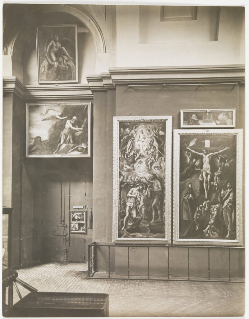 José Lacoste y Juana Roig. Vista de la Galería Central con el acceso al establecimiento para la venta de fotografías, 1901-1909. Archivo del Museo del Prado