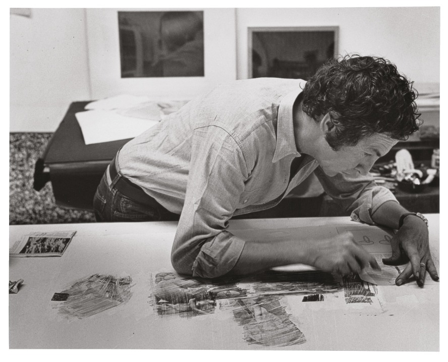 Robert Rauschenberg trabajando en un transfer d rawing [dibujo transferido] en su estudio de Laf ayette Street, Nueva York. Foto: Harry Shunk y János Kender (Shunk - Kender) . Getty Research Institute, Los Ángeles. Donación de la Roy Lichtenstein Foundation en memoria de Harry Shunk y János Kender