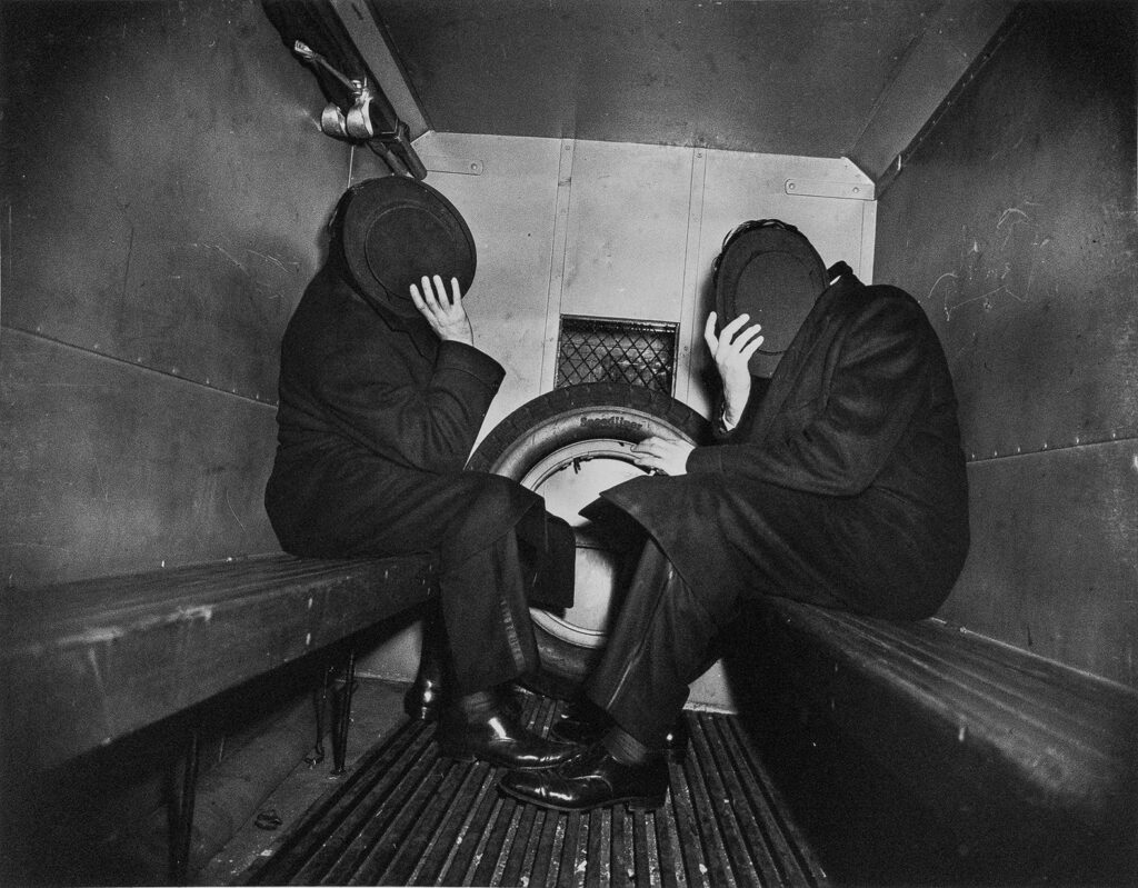 Weegee. Charles Sodokoff y Arthur Webber se tapan la cara con sus sombreros de copa, Nueva York, 26 de enero de 1942. © International Center of Photography. Louis Stettner Archives, Paris