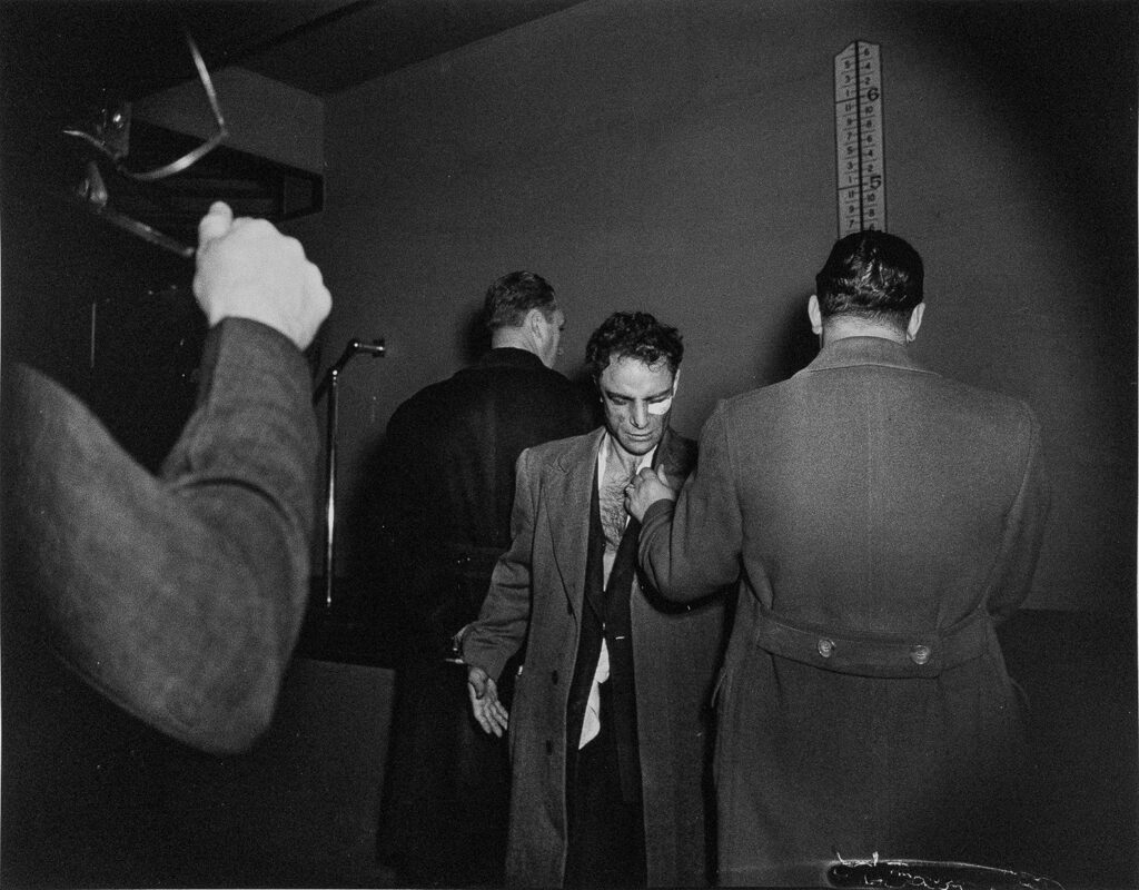 Weegee. Anthony Esposito, fichado como sospechoso de haber asesinado a un policía, Nueva York, 16 de enero de 1941. © International Center of Photography. Louis Stettner Archives,Paris