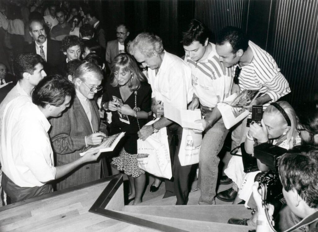 David Hockney en la inauguración de su exposición en el Auditorio de la Fundación Juan March. Madrid, 1992. Archivo Fotográfico de la Fundación Juan March