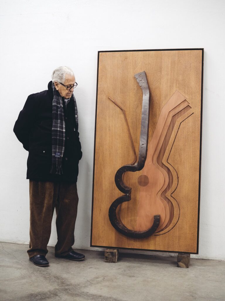 Martín Chirino junto a la obra Homenaje a la música VII. Guitarra. Sueño de la música, 2018. Fotografía: Román Argenta