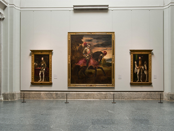 Vista parcial del tramo central de la Galería, frente a Las Meninas, con los retratos reales de Carlos V y Felipe II de Tiziano