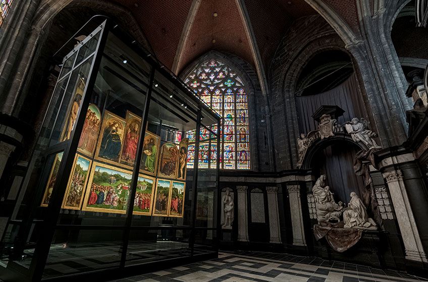 El retablo del Cordero Místico en su nueva ubicación, en la Capilla del Sacramento. Foto: Cedric Verhelst