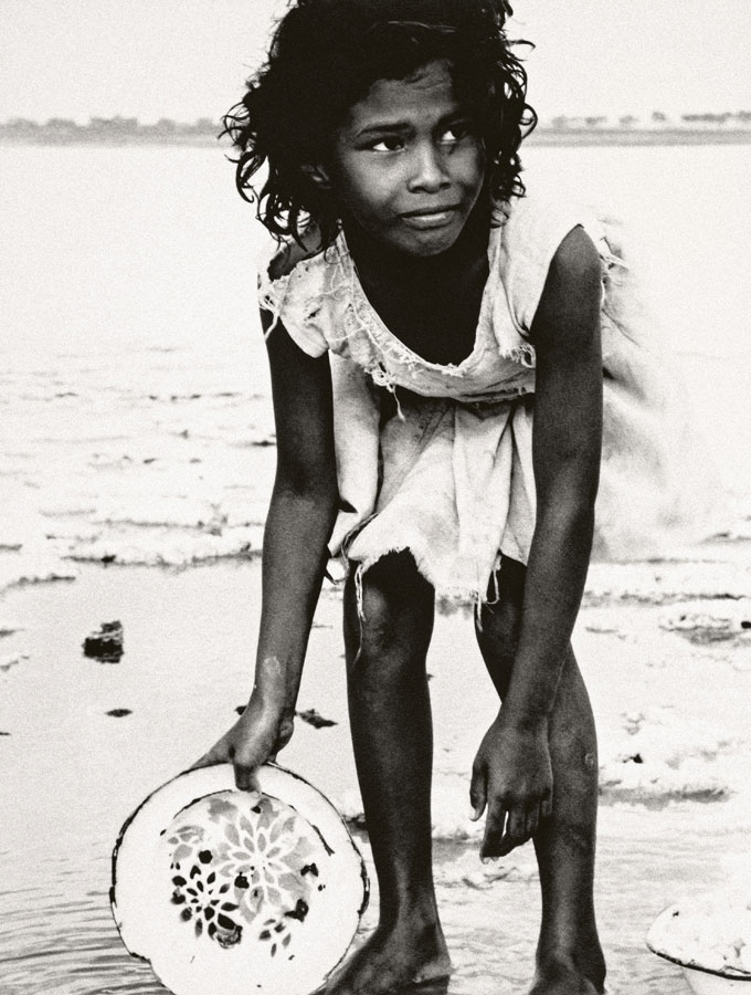 Paolo Gasparini. La niña de la salina, entre Pampatar y Punta Ballena, Isla de Margarita, Venezuela, 1958. Colecciones Fundación MAPFRE