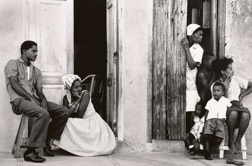 Paolo Gasparini. En la acera, Santiago de Cuba, 1964. Colecciones Fundación MAPFRE © Paolo Gasparini