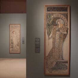 Vista de la exposición y de uno de los carteles de Sarah Bernhardt. ©Jesús Varillas. Cortesía Arthemisia