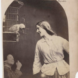 Oscar Rejlander. Enchanted by a Parrot (Mary Rejlander?), hacia 1860. Talbott Hillman Collection, Nueva York