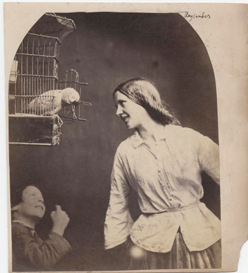 Oscar Rejlander. Enchanted by a Parrot (Mary Rejlander?), hacia 1860. Talbott Hillman Collection, Nueva York
