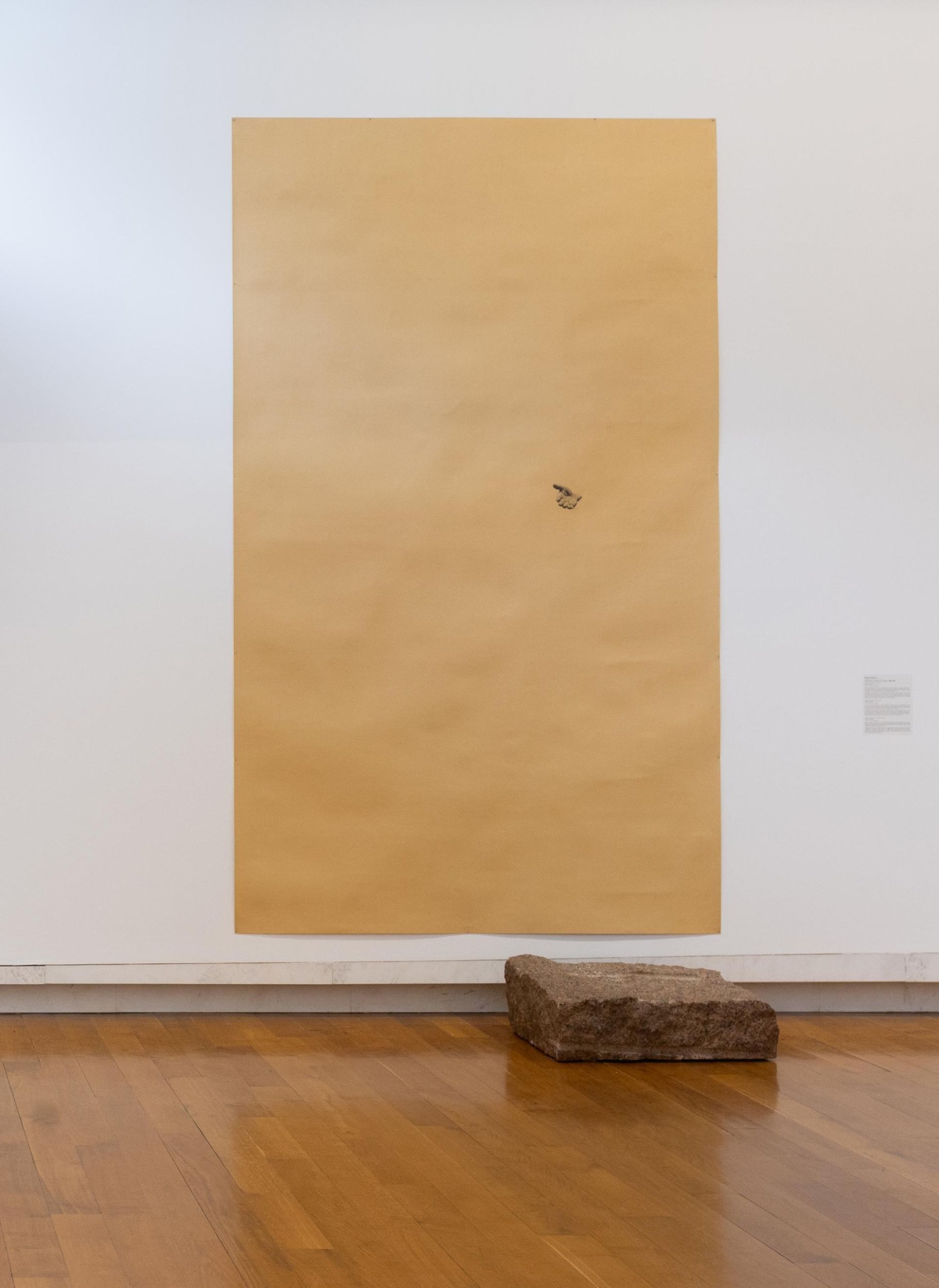 Giovanni Anselmo. Panorama con mano que lo indica, 1982-1984. Colección CGAC, Santiago de Compostela