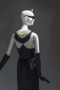 Maison Givenchy. Vestido de noche recto en satén negro. Para "Desayuno con diamantes", 1961