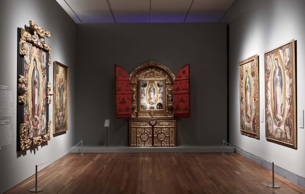 Imagen de sala de la exposición “Tan lejos, tan cerca. Guadalupe de México en España”. Fotografía: © Museo Nacional del Prado