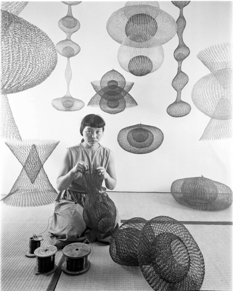 La artista Ruth Asawa haciendo esculturas de alambre, 1954. © 2026 Ruth Asawa Lanier, Inc., Cortesía David Zwirner