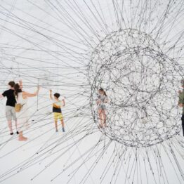 Tomás Saraceno sobre la tela de una araña
